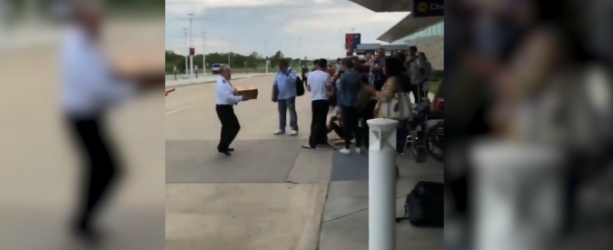 Copertina di I passeggeri sono bloccati a terra, ma questo pilota ha trovato il modo per farli felici. Guardate cosa ha fatto