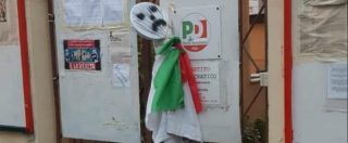 Copertina di Roma, fantoccio impiccato di fronte a sede Pd. Inchiesta per minacce. “Salvini trovi i colpevoli, invece di attaccare i pm”