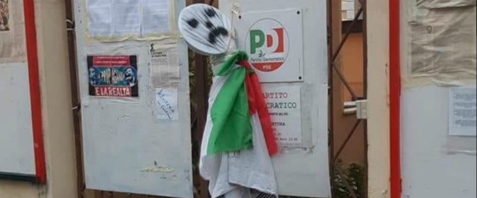 Roma, fantoccio impiccato di fronte a sede Pd. Inchiesta per minacce. “Salvini trovi i colpevoli, invece di attaccare i pm”