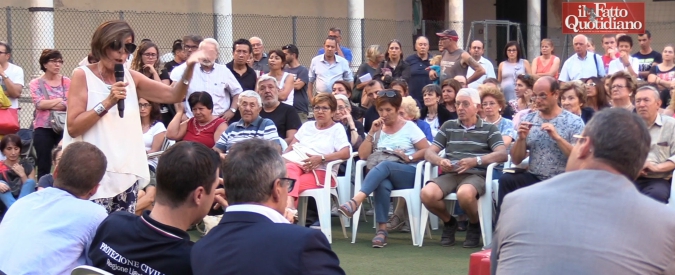 Copertina di Ponte Morandi, gli sfollati in assemblea contro l’assessore: “Case indecenti e non abitabili, meritiamo rispetto”