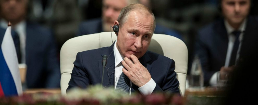 Siria, Vladimir Putin: “Terroristi Isis hanno in ostaggio 700 cittadini Ue e Usa, minacciano di ucciderne 10 al giorno”