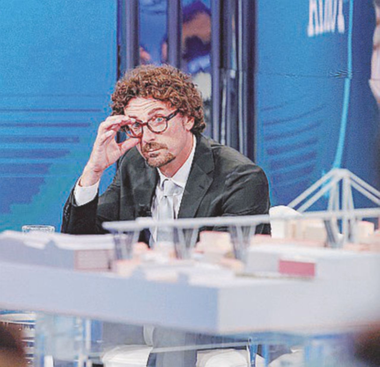 Toninelli col plastico del ponte Lega e 5 Stelle litigano sul commissario: il decreto emergenze esce “anonimo”