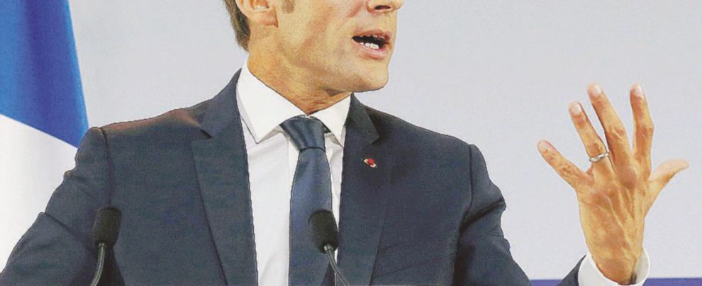 Ora Macron scopre la povertà e spera in sondaggi positivi Ora Macron scopre la povertà e spera in sondaggi positivi
