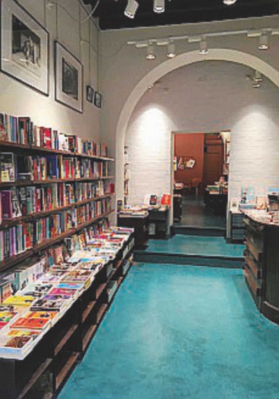 Banchi fuori dal locale. Chiusa libreria indipendente a Roma Banchi fuori dal locale. Chiusa libreria indipendente a Roma