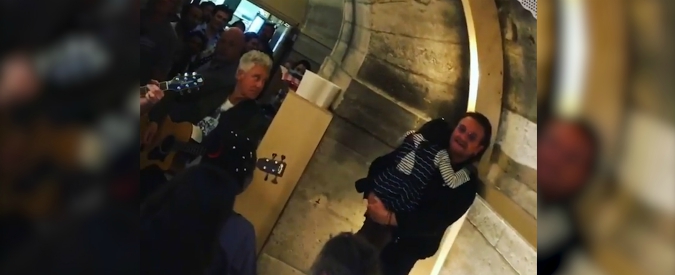 Copertina di Show degli U2 al refettorio per clochard di Bottura: suonano “One” e Bono canta con una bimba in braccio