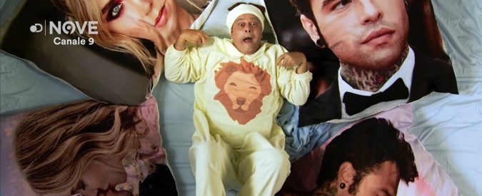 Copertina di Crozza nei panni del figlio di Fedez e Chiara Ferragni: “Cantante preferito? Sfera Ebbasta”. L’imitazione esilarante