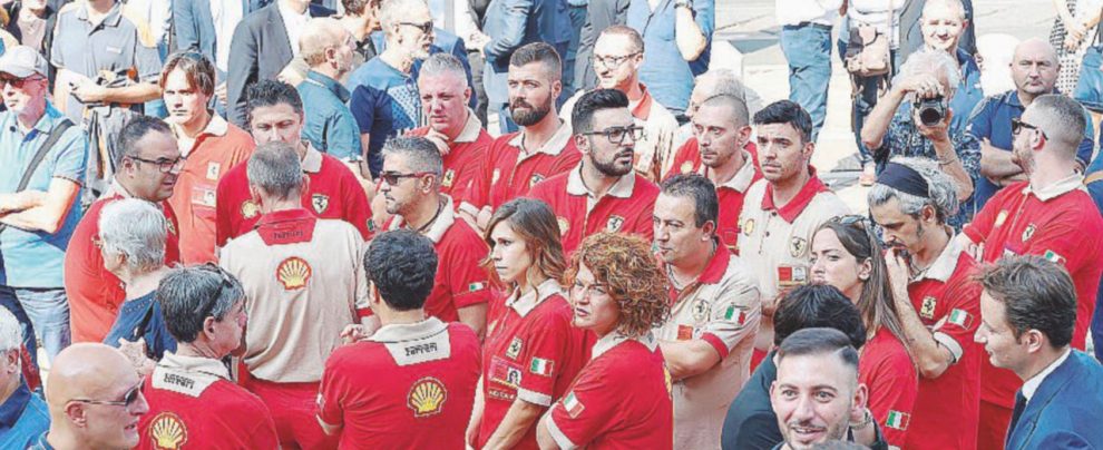 Operai alla cerimonia di commemorazione per Marchionne - Ansa Bus di tute blu per Marchionne