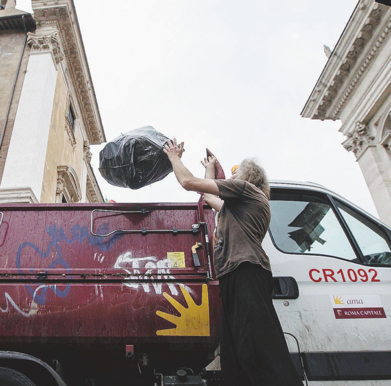 Roma, la guerra dei loculi tra Ama e Campidoglio