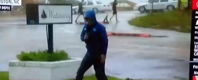 Copertina di La figuraccia del giornalista “eroe”: in diretta resiste alla furia dell’uragano Florence ma alle sue spalle…