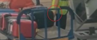 Copertina di L’addetto in aeroporto fa sparire gli oggetti dai bagagli ma viene incastrato dal passeggero. Ecco come rubava