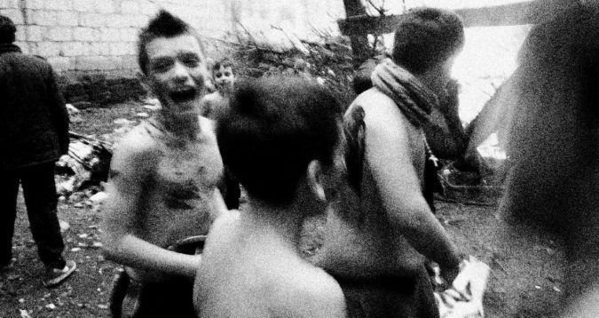 Infanzia perduta - Un’altra immagine dei ragazzini nelle strade di Napoli dal docu-film “Il segreto” “Io, madre di ’ndrangheta vi imploro: portateci via, la strada è senza ritorno”