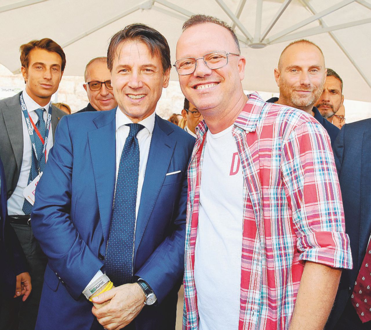 1. - Musica d’evasione - Già convinto berlusconiano, Gigi D’Alessio (imputato per evasione fiscale) è felice di riposizionarsi accanto al premier Conte Conte tra i due Gigi: Di Maio & D’Alessio (E c’è pure Tardelli)