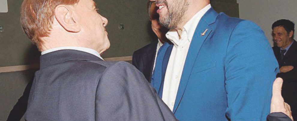 Abbracci precedenti - Era il novembre dell’anno scorso. Matteo Salvini e Silvio Berlusconi si abbracciavano - LaPresse Tra Foa e tetti, B. vuole “garanzie” da Salvini