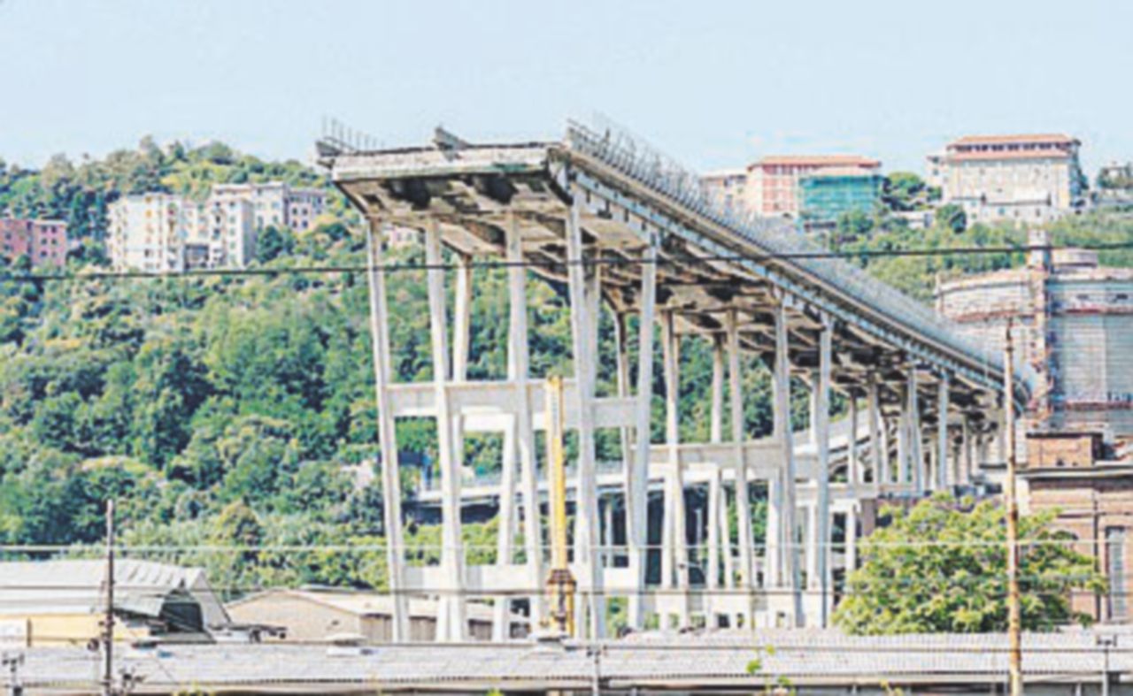 Il ponte Morandi, a Genova, crollato lo scorso 14 agosto - LaPresse Autostrade chiede ai dipendenti di devolvere parte dello stipendio per le vittime del ponte Morandi