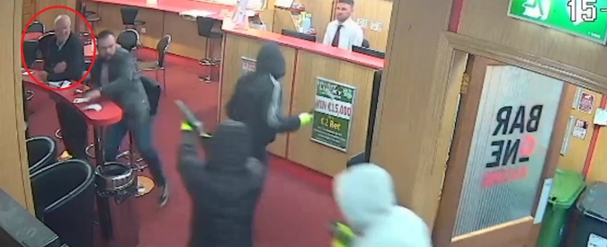 Copertina di Irrompono armati nella sala slot, ma non hanno fatto i conti con questo nonno di 84 anni. Ecco come va a finire