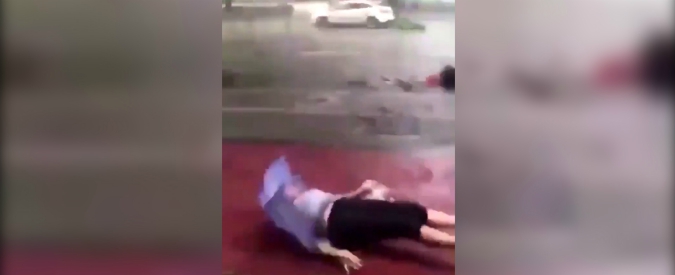 Copertina di Hong Kong, il tifone Mangkhut a 180 km/h: la furia del vento fa cadere le persone e le trascina via. Le immagini