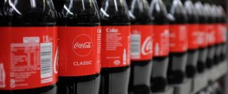 Copertina di Plastica, le multinazionali contro il tappo attaccato alle bottiglie: lettera ai ministri Ue da Coca-Cola, Danone, Nestlé e Pepsi