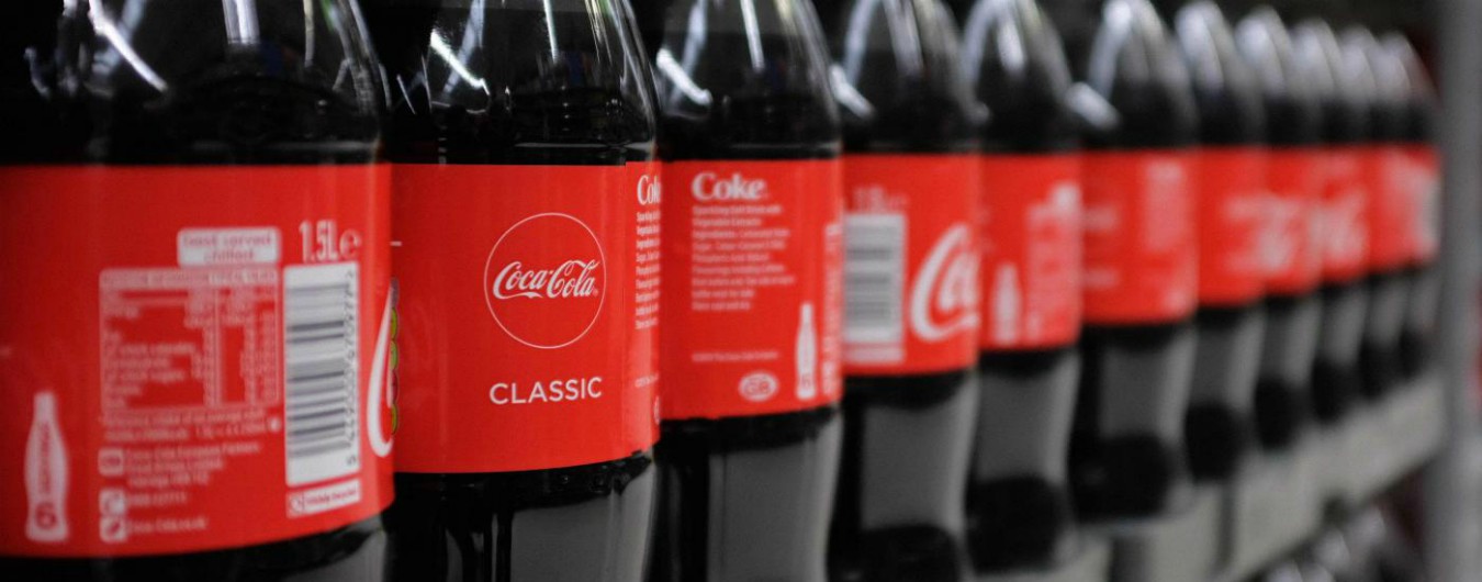 Plastica, le multinazionali contro il tappo attaccato alle bottiglie: lettera ai ministri Ue da Coca-Cola, Danone, Nestlé e Pepsi