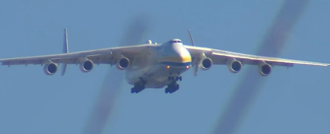 Copertina di Il gigante dei cieli in missione speciale: ecco in azione l’aereo più grande del mondo