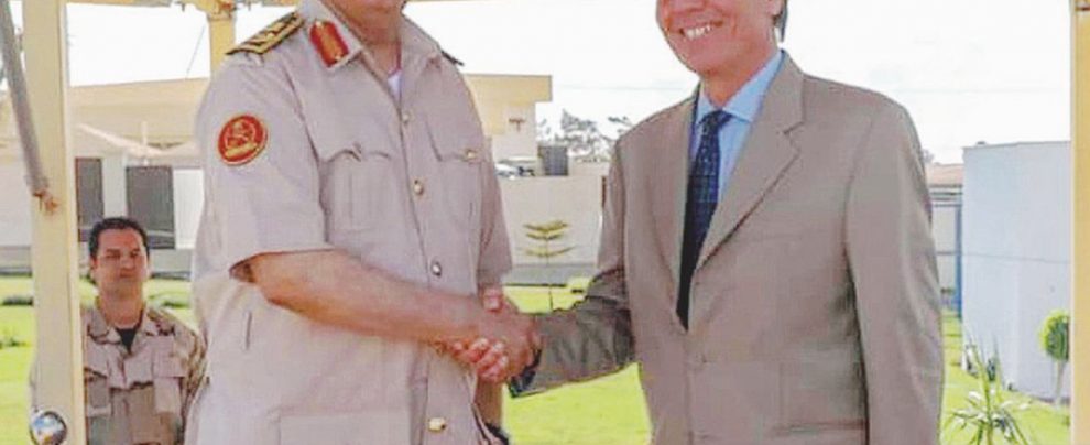 Cambio di cavallo - Il ministro degli Esteri Moavero Milanesi nell’incontro con Haftar a Bengasi lunedi scorso - Ansa L’intelligence e l’ambasciata: doppio vuoto italiano in Libia