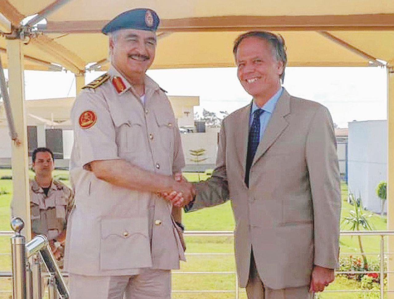 Cambio di cavallo - Il ministro degli Esteri Moavero Milanesi nell’incontro con Haftar a Bengasi lunedi scorso - Ansa L’intelligence e l’ambasciata: doppio vuoto italiano in Libia