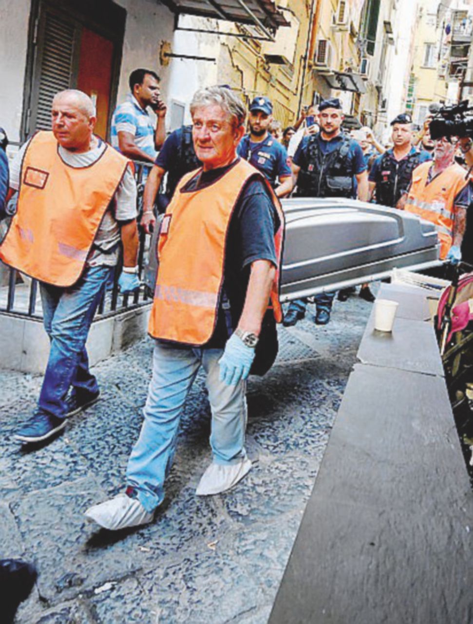 Napoli, per evitare lo sfratto fa esplodere l’appartamento