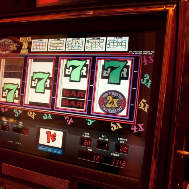 “Questo sì che è un bel modo di trascorrere uno scalo”: gioca alla slot machine mentre è in aeroporto nell’attesa di imbarcarsi e vince 3,3 milioni alla “Ruota della Fortuna”