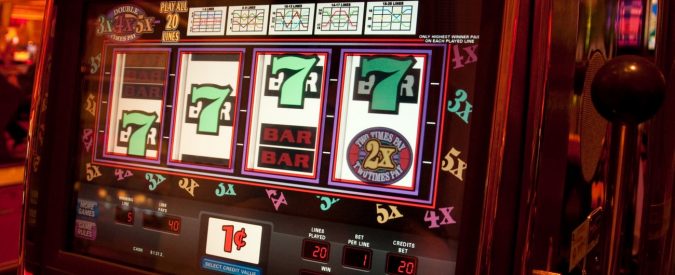 “Questo sì che è un bel modo di trascorrere uno scalo”: gioca alla slot machine mentre è in aeroporto nell’attesa di imbarcarsi e vince 3,3 milioni alla “Ruota della Fortuna”