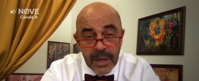 Copertina di Maurizio Crozza è il leghista Simone Pillon: “Le donne? Io le rispetto… ciotola con l’acqua due volte al giorno”