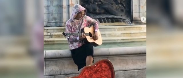 Sorpresa a Buckingham Palace, l’artista di strada è Justin Bieber in incognito: la serenata alla sua ragazza