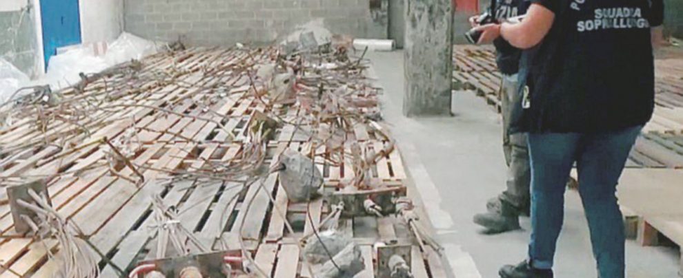 Il deposito - L’area dove sono stati raccolti i materiali sequestrati dopo il crollo del Ponte Morandi - Ansa Morandi, sospesi i dipendenti delle email notturne