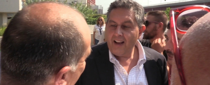 Copertina di Ilva di Genova, il lavoratore a Toti: “Senza convocazione noi in piazza”. E lui: “Per voi ho la faccia da grillino?”