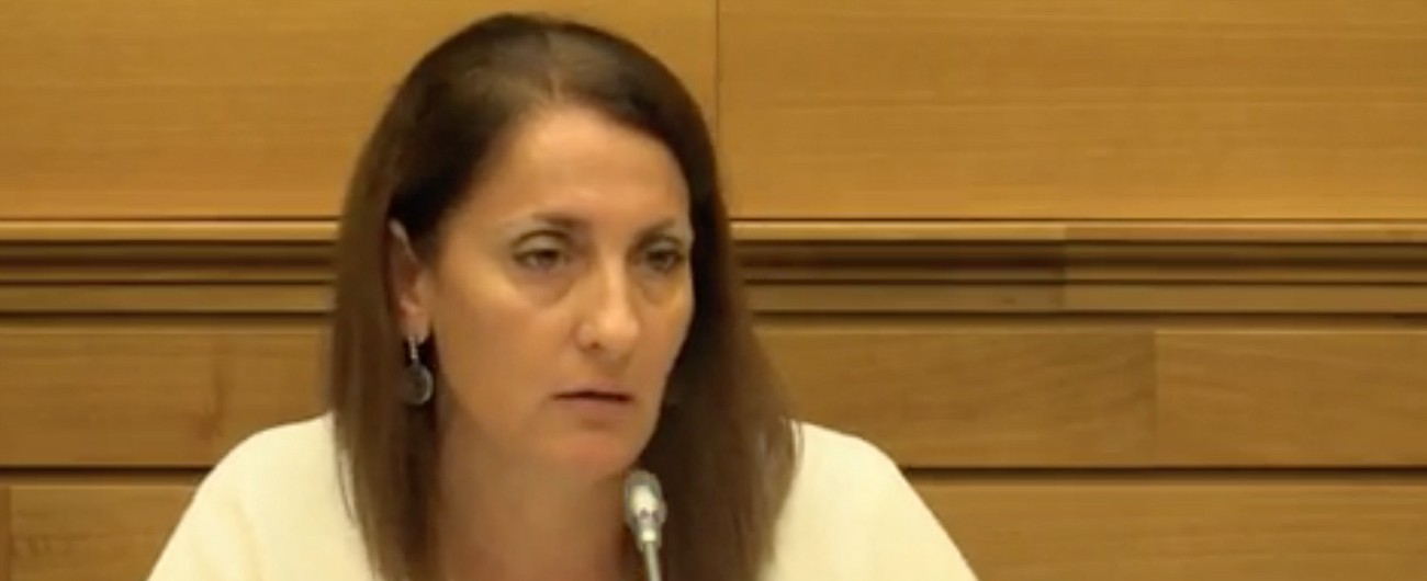 Copertina di Manovra, Ruocco: “Tria? Nessun pericolo. Solo gossip”. E presenta proposta di legge per contrasto a evasione