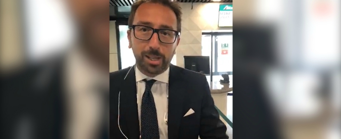 Copertina di Bonafede: “Cari deputati del Pd, non sto favorendo il padre di Di Battista”. Poi mostra il biglietto aereo come Di Maio