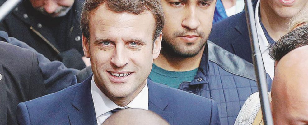 Guardaspalle - Alexandre Benalla con Macron durante le Presidenziali - Ansa Feuilleton Benalla: una testimonianza per salvare Macron