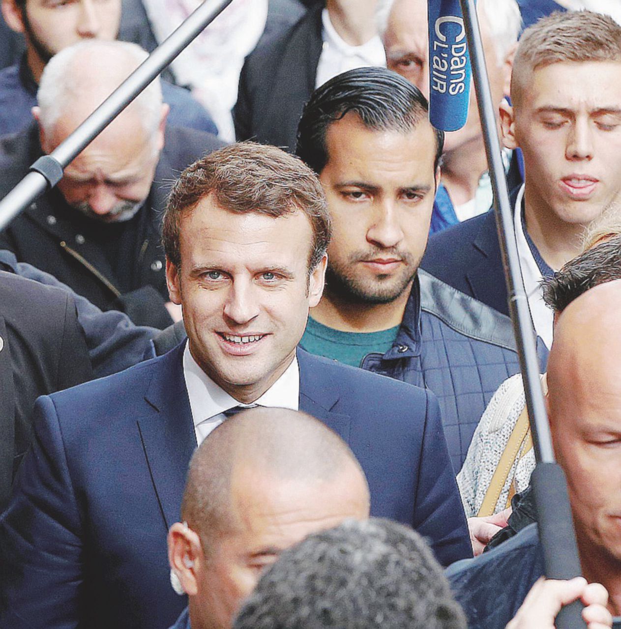 Guardaspalle - Alexandre Benalla con Macron durante le Presidenziali - Ansa Feuilleton Benalla: una testimonianza per salvare Macron