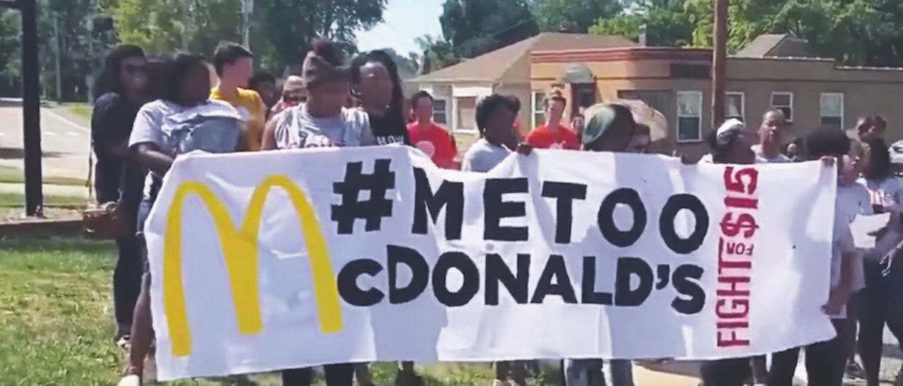 Altro che Hollywood - La protesta di un gruppo di dipendenti della catena di hambur-ger - Il #MeToo del panino: uno sciopero fast-food