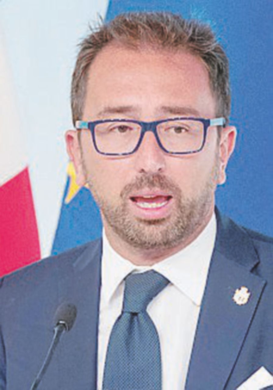 Legittima difesa, Bonafede a Salvini: “Non ti riguarda”