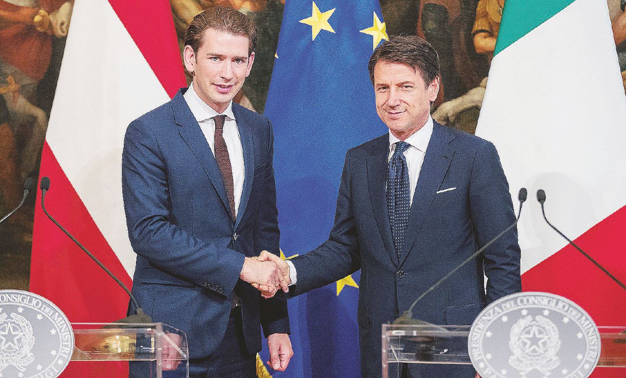Colleghi - Il premier italiano Giuseppe Conte e il suo omologo austriaco, il giovane Sebastian Kurz - LaPresse Migranti, partita da 90 miliardi