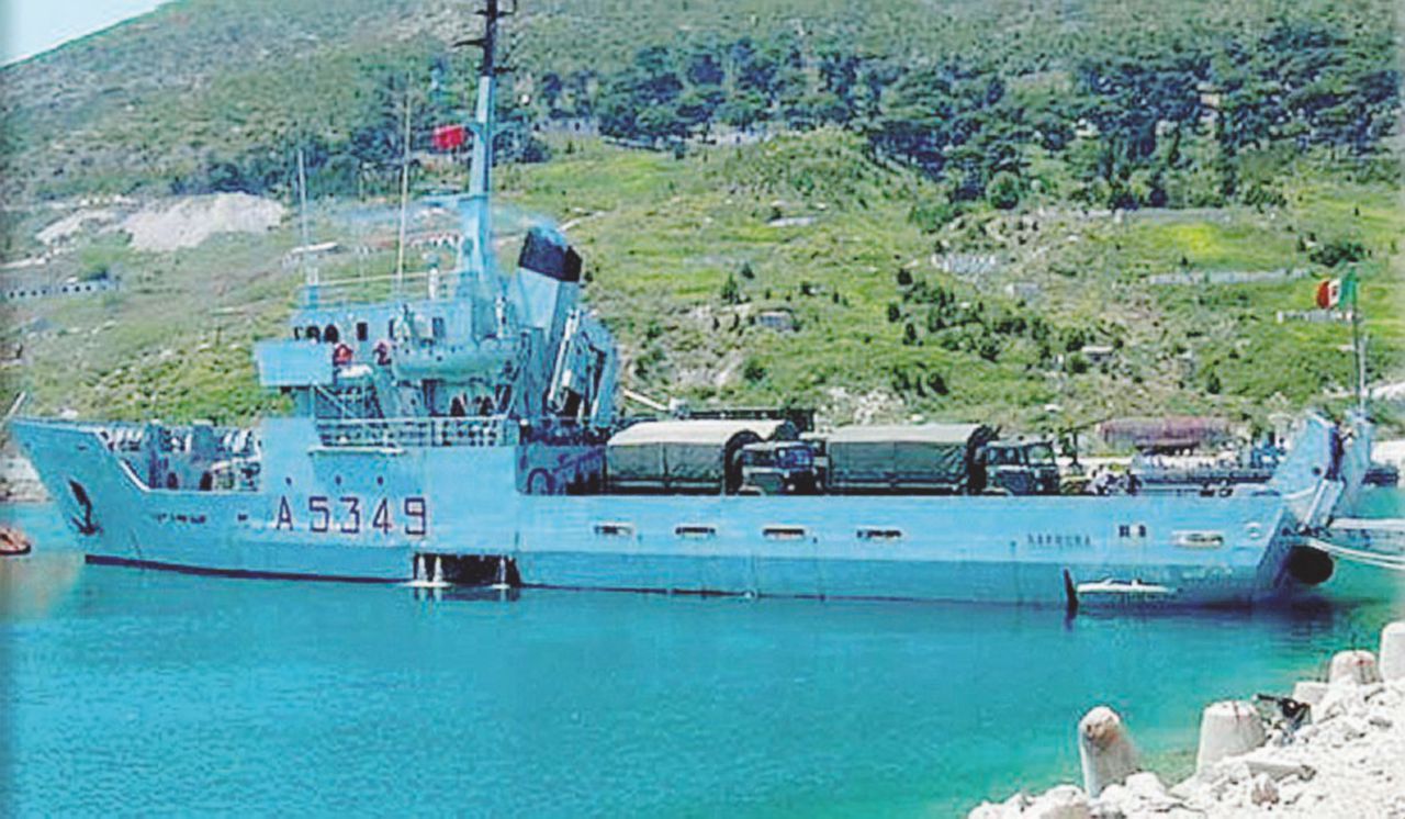 In pattugliamento per i migranti - L’unità navale Caprera - Ansa Nave Caprera, la Marina indagata per contrabbando: al ritorno dalla Libia a bordo c’erano 7 quintali di sigarette