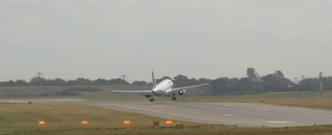 Copertina di Ce la farà ad atterrare? Le raffiche di vento sono fortissime, ma il pilota d’aereo ci prova lo stesso. Il video impressionante