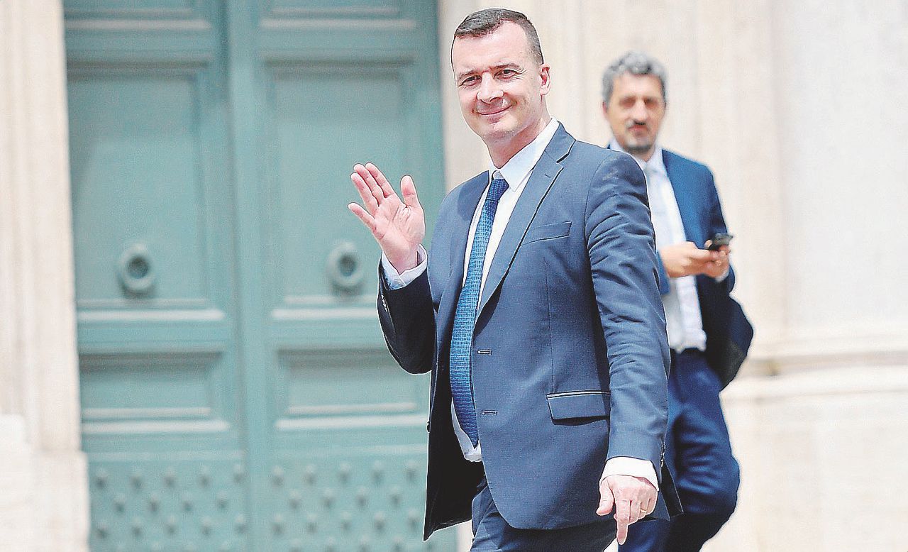 Copertina di Non si taglia sulla propaganda: Casalino guadagna come Sensi