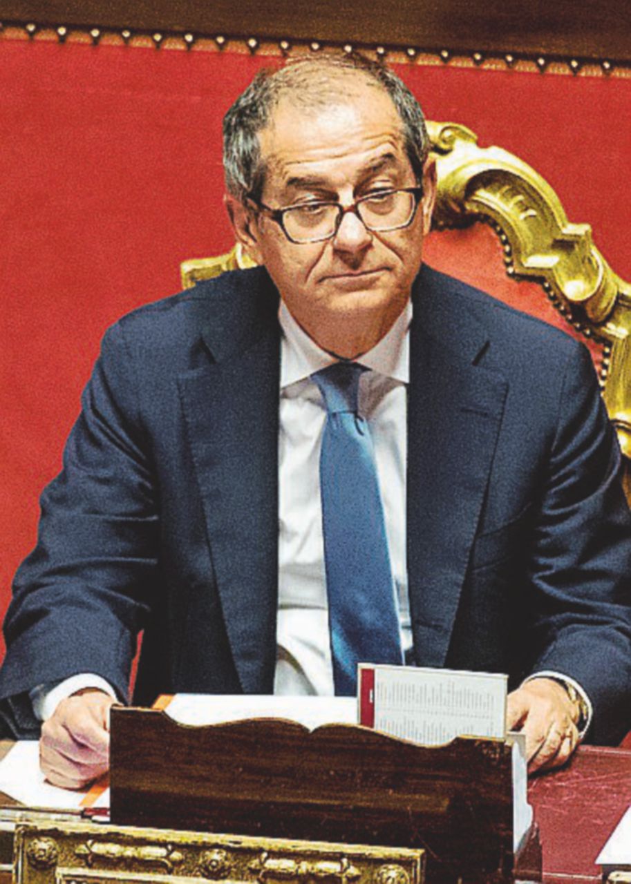 Il ministro Giovanni Tria - LaPresse “Reddito di cittadinanza solo agli italiani”