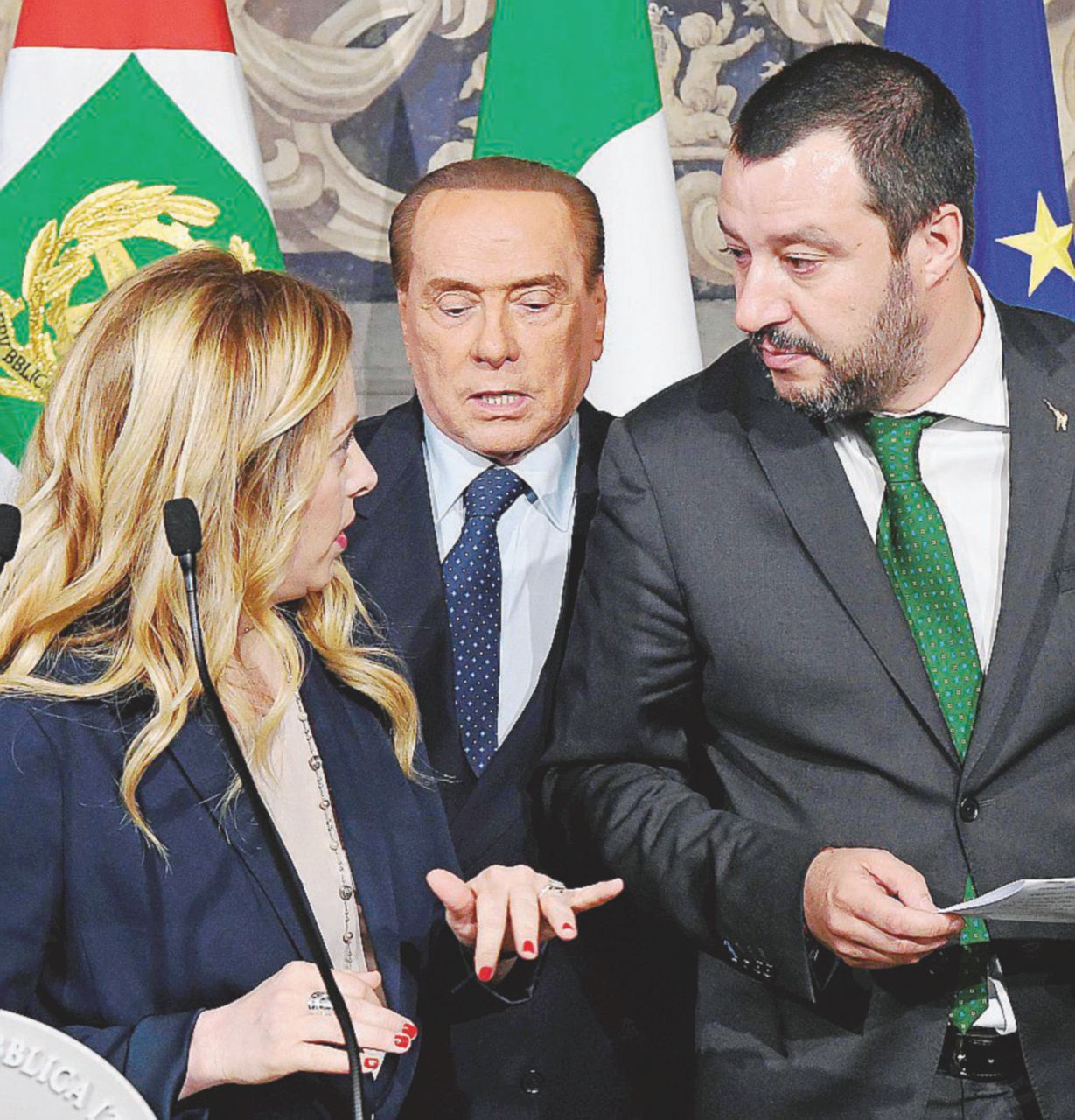 Copertina di Migranti e affari, Salvini e B. di nuovo uniti irritano M5S
