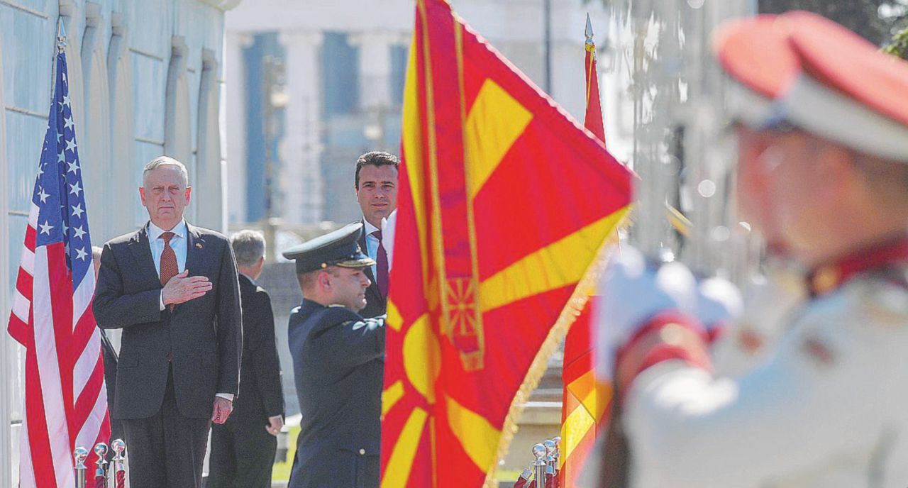 Orgoglio nazionale - La bandiera della Fyrom, l’ex Repubblica jugoslava divenuta indipendente che ha un lunghissimo contenzioso con la Grecia che ritiene di essere unica depositaria del nome Macedonia - Ansa Chi offre di più? Il referendum macedone e la guerra dell’Est tra Ue-Nato e Cremlino