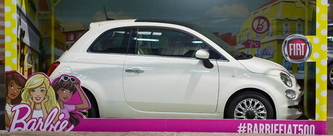 Copertina di Fiat 500 e Barbie, ancora insieme a Milano. Ma occhio alla candid camera… – FOTO