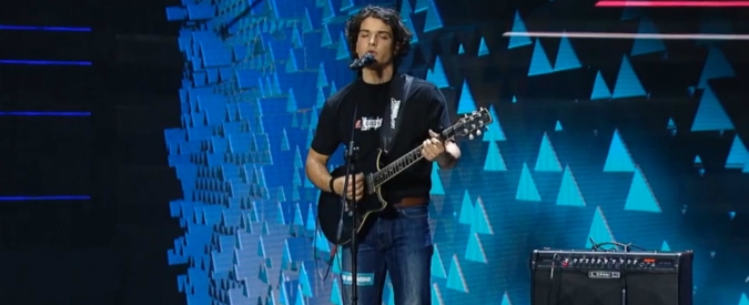 Copertina di A X Factor Leo Gassman: il figlio di Alessandro e nipote di Vittorio fa scattare in piedi il pubblico con l’inedito “Freedom”