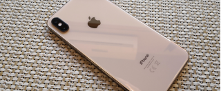 Copertina di iPhone Xs Max, primo contatto: è grande ma non in modo esagerato. Qualità costruttiva al top