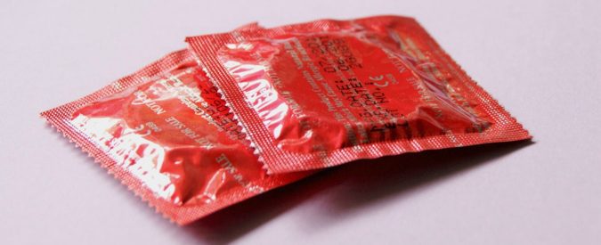 Preservativi gratis a Nichelino, qualche consiglio semiserio per sindaco e parroco