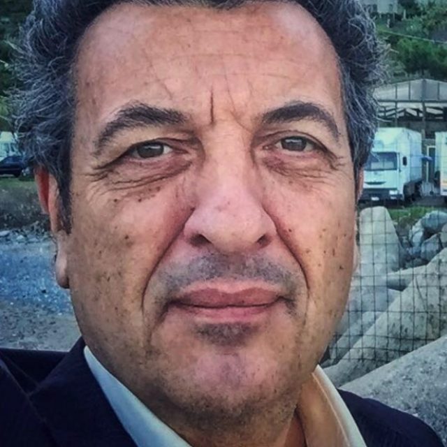 Riccardo Zinna, morto l’attore napoletano di Benvenuti al Sud: aveva 60 anni. Cristina Donadio: “Ciao Ric, amico grande”